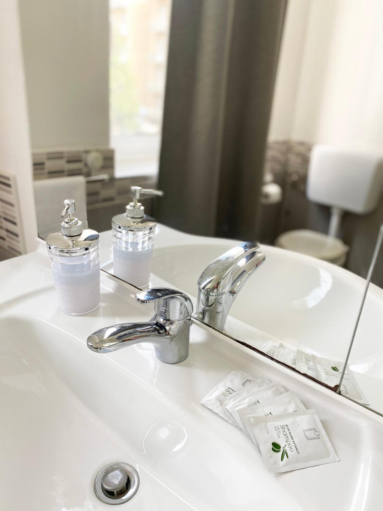 Easyrooms One Парма Экстерьер фото